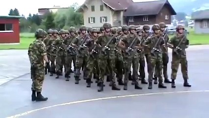 Quand l'armée suisse craque et défile sur "We will rock you"