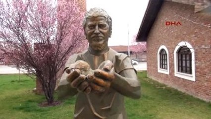 Eskişehir Korkmaz Çifti, Oğulları Ali İsmail'in Heykeline Karanfil Bıraktı