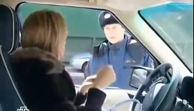 Прикол на дороге Блондинка за рулем