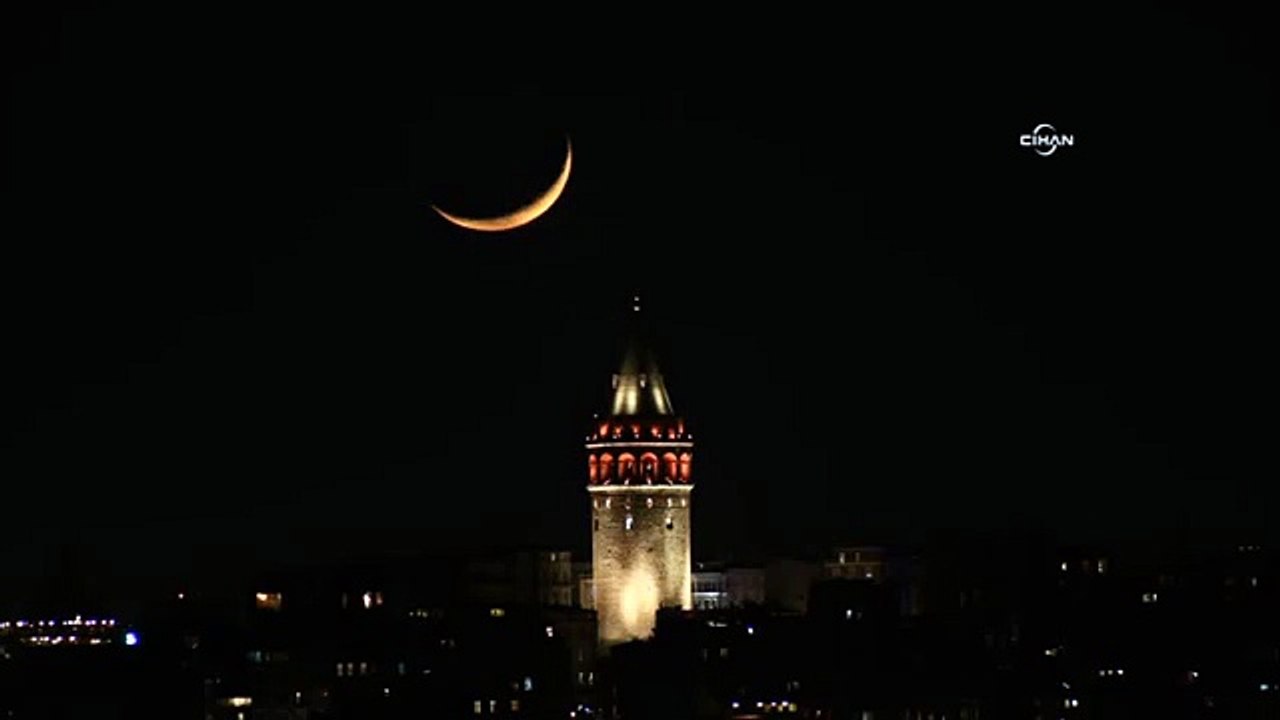 Galata Kulesi ile hilalin ender rastlanan buluşması büyüledi