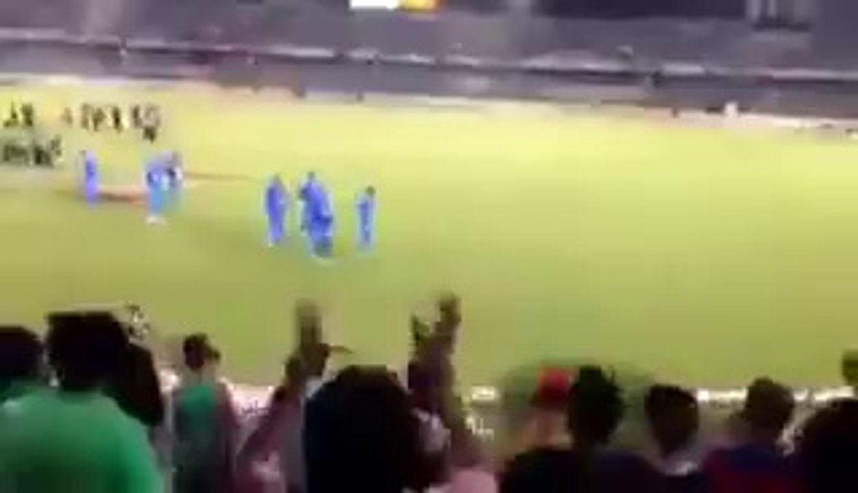 Indian Crowd Trolling Their Team, Chanting Mauka Mauka :D