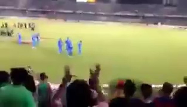 Indian Crowd Trolling Their Team, Chanting Mauka Mauka :D