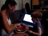 Esteban et maman mangent la pastèque