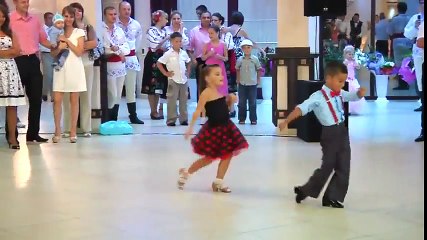 Danse fantastique de deux enfants à un mariage