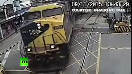 Not today death Old man narrowly avoids being hit by train in Brazil_TRENDING NEWS