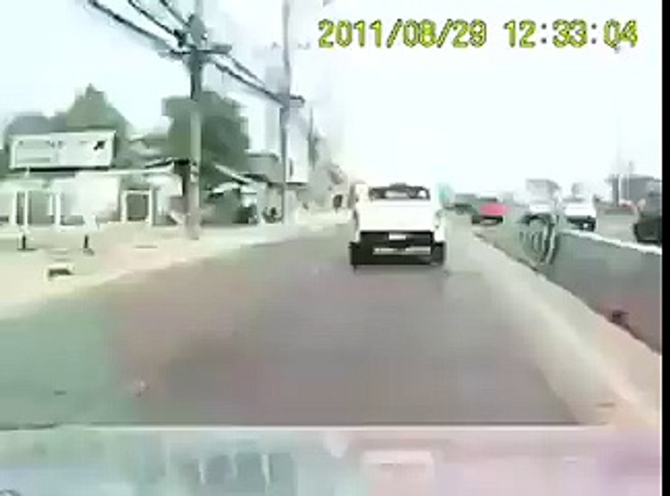 วินาที Benz ซิ่งชน Ford ติดแก๊สไฟไหม้ดับ 2 ศพ