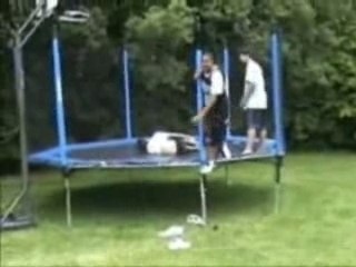 Chute douloureuse en fesant du trampo