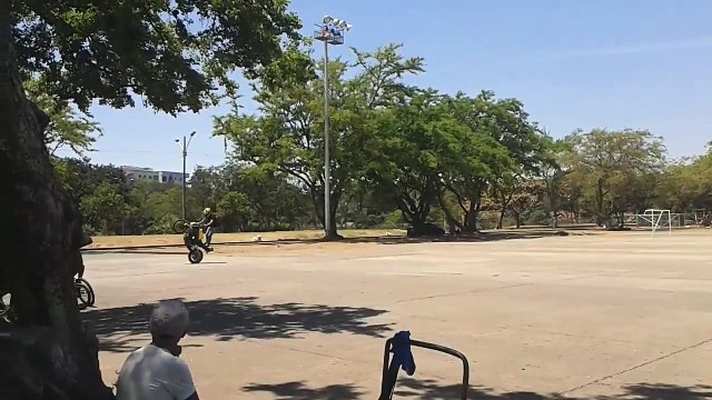 Peligrosas acrobacias en moto, Motos callejeras