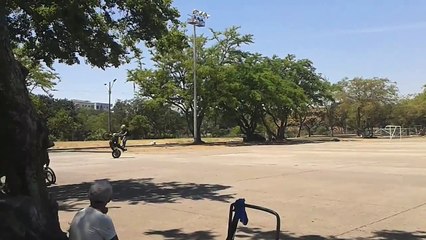 Peligrosas acrobacias en moto, Motos callejeras