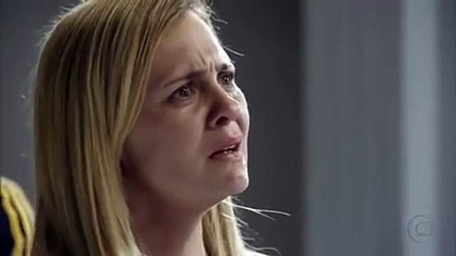 AVENIDA BRASIL Carminha dá um tapa na cara de Jorginho