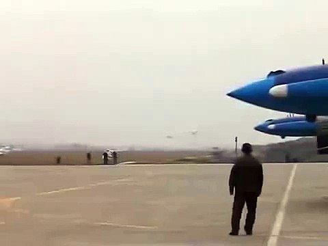 Су 30 проходит на высоте чуть более метра над землей. Пилот — Анатолий Квочур