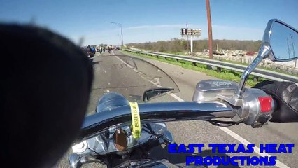 Un policier arrose des bikers avec du gaz lacrymogène sans raison