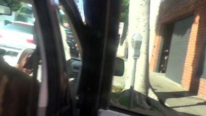 Kanye West paume son Uber et se fait conduire par un Paparazzi