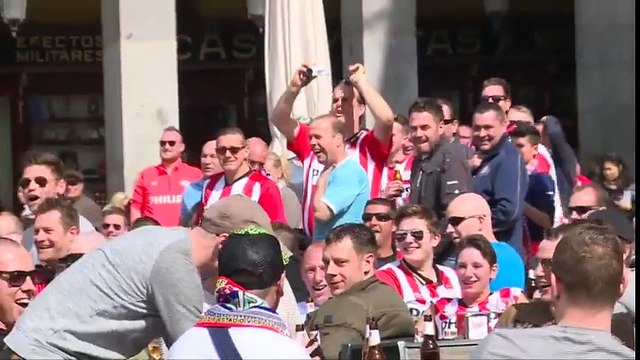 PSV Eindhoven fans throwing bread to Syrian Refugees in Madrid squares - Shame of humanity