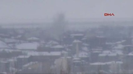 Yüksekova'da Kar Yağışı Altında Top Atışları Devam Ediyor