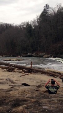 Un kayakiste saute du haut d'une chute vertigineuse. Dingue!!!