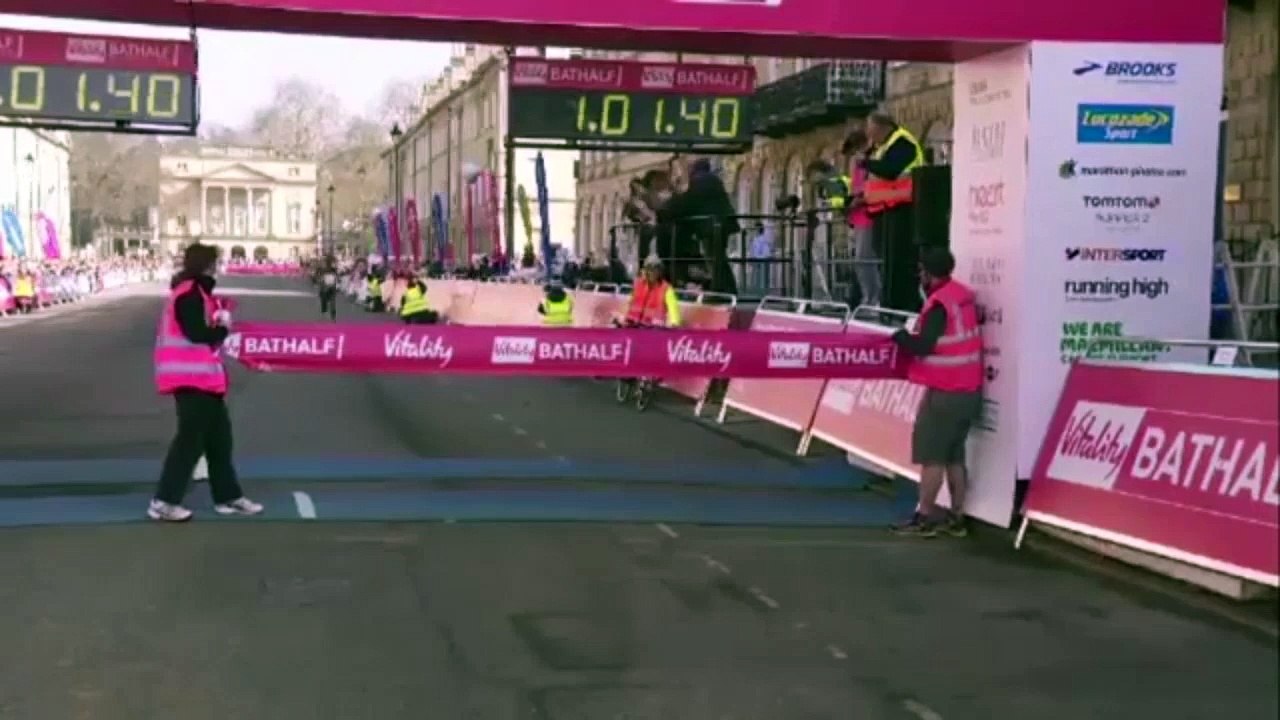 Grosse gamelle d'un marathonien juste après l'a...