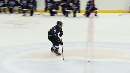 Technique pour arrêter un penalty au hockey : foncer sur l'attaquant !