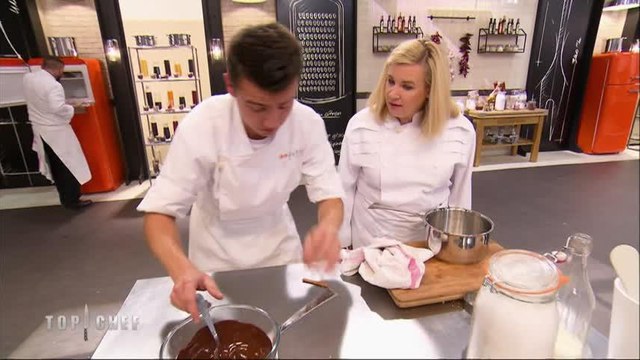 Gabriel a mal aux dents quand il mange du chocolat