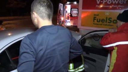 Otomobil Yol Kenarındaki Tabelaya Çarptı: 3 Yaralı