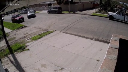 Conductor borracho se estrella contra una casa y es detenido
