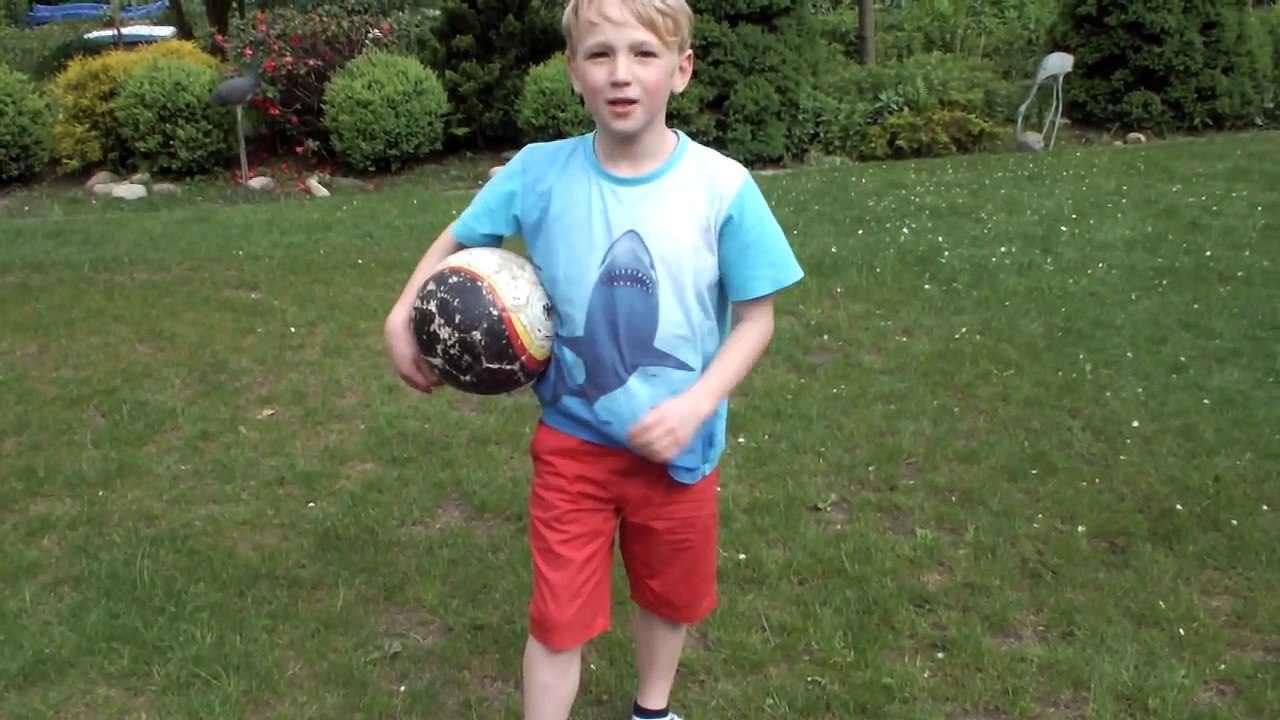 Fußball Tricks für Anfänger vom Jung Profi