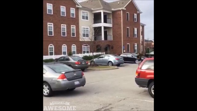 Des acrobates exceptionnels sautent du toit! Dingue