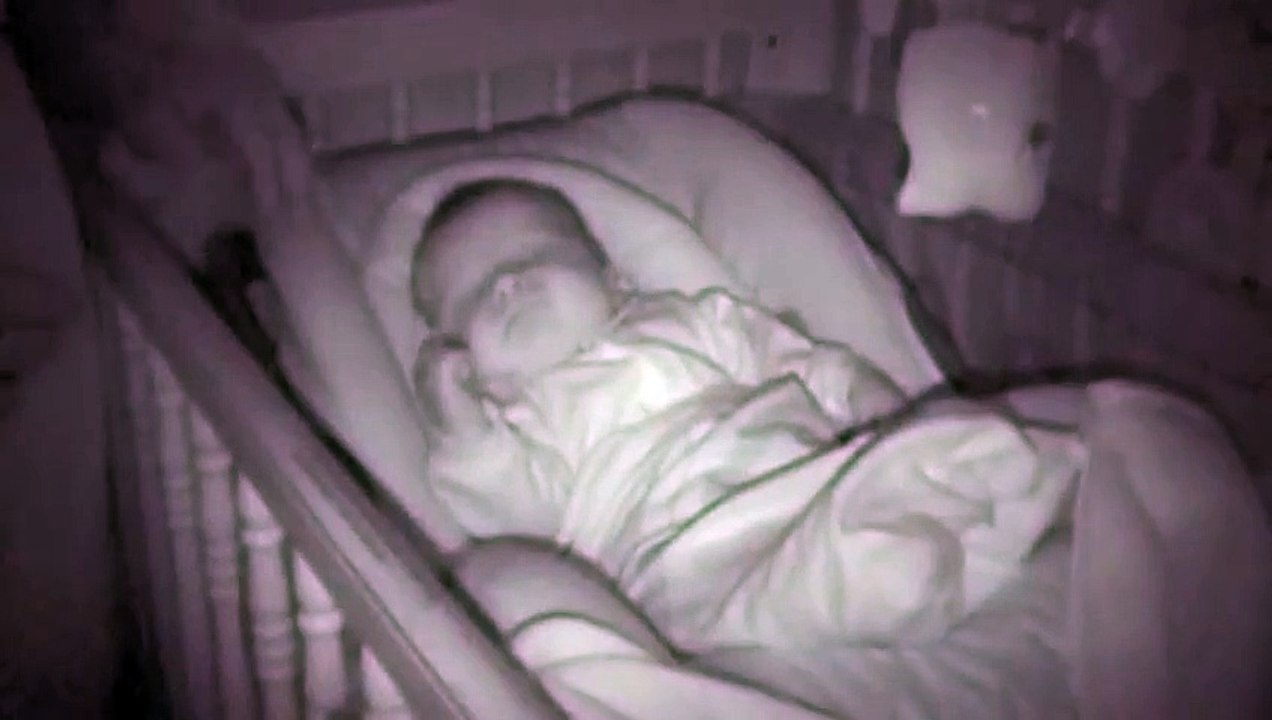 Ce bébé fait le robot en dormant! Bras mécanique...