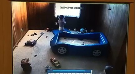 Voyant des bleus sur ses enfants, il soupçonne sa femme… Il cache une caméra qui dévoile une vérité infâme !