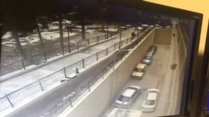 Üst Geçitten Arabasıyla Geçti