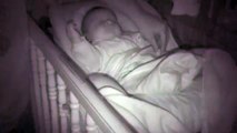 Bebé se comporta como robot durante su sueño