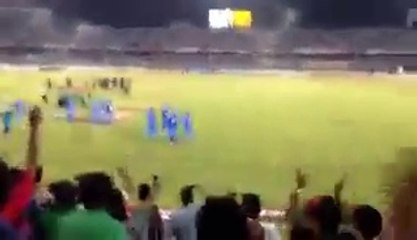 Descargar video: سٹیڈیم میں انڈین ٹیم کی تاریخی بے عزتی - Funny Indian Match