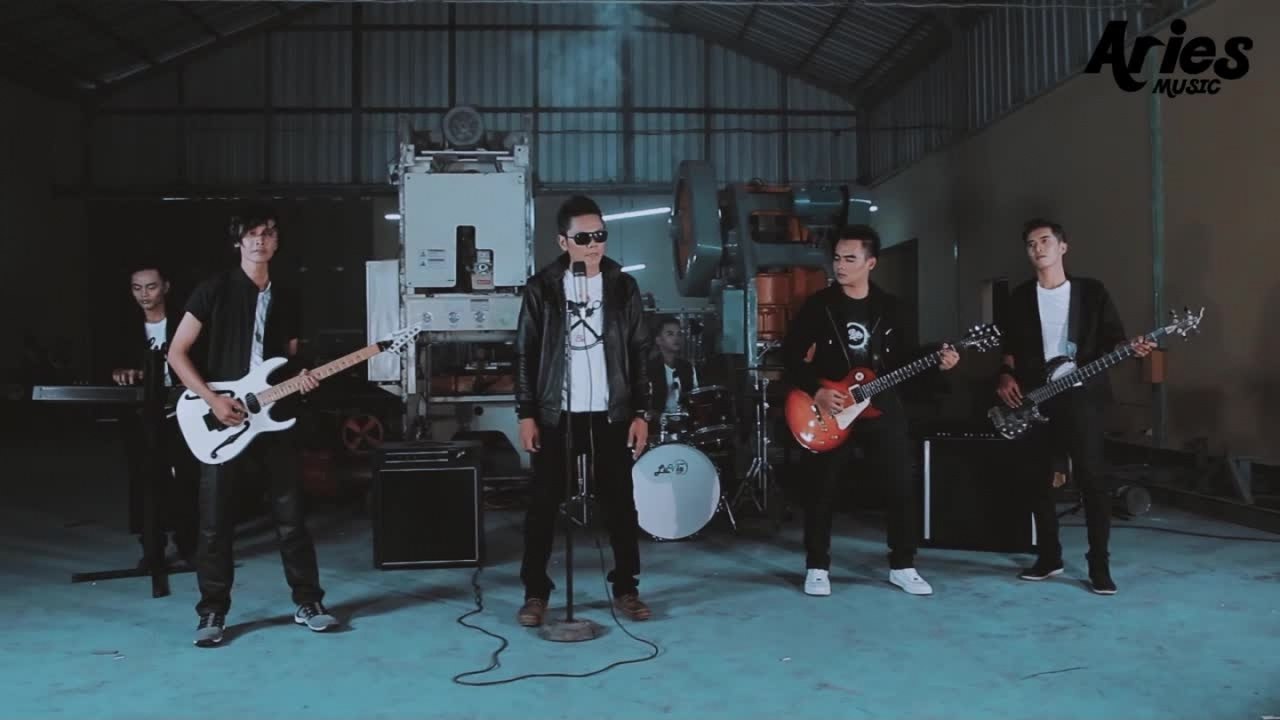 Luvia Band - Patah Hati (Official Music Video with Lyric)