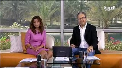 أفضل تكريم للمرأة ،رجل يحمل زوجته المصابة بشلل منذ 5 سنوات