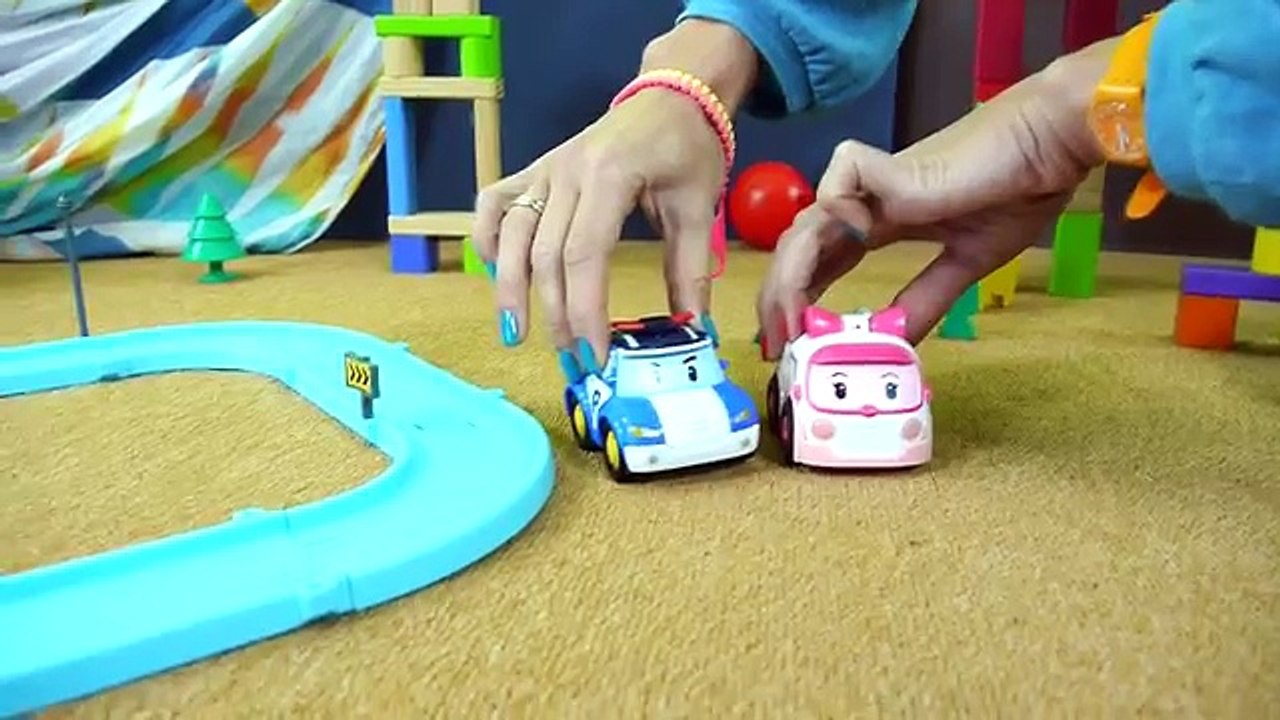 Arabalar - Polis Arabası Robocar Poli ve Ambulans Amber ilk tanışması İzle