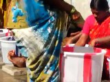 Hindistan'da Toplu Bebek Yıkama Günü Yok Böyle Bir Şey