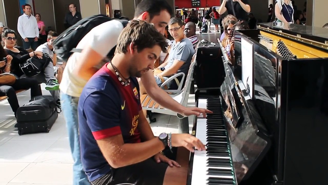 Deux inconnus se mettent à jouer du piano ensemble dans la gare d'Austerlitz  - Vidéo Dailymotion