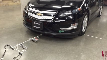 6 minuscules robots tirent une voiture de 1800 kg !