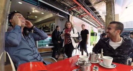 Cristiano Ronaldo boit un thé avec un ami au centre-ville de Madrid