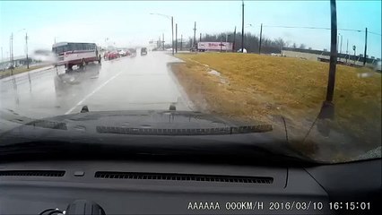 Sa voiture est écrasée par un train