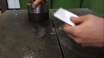 Plier une feuille plus de 7 fois avec une presse hydraulique
