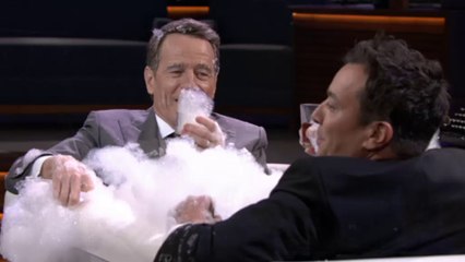 Quand Bryan Cranston se fait interviewé dans une baignoire par Jimmy Fallon et  - The Tonight Show du 22/02 sur MCM !