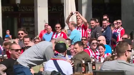 Terrible PSV fans throw coins at beggars in Madrid