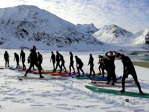 La vague glacée des Lofoten, trésor des surfeurs de l'extrême