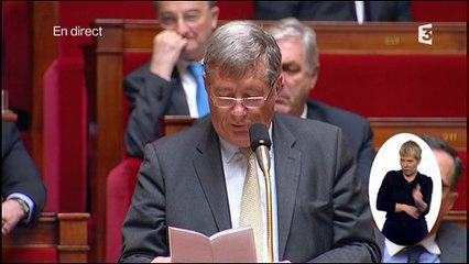 Et là, Michel Sapin exhibe une paire de chaussettes neuves pendant les questions au gouvernement