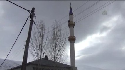 Telefon Görüşmesi İçin Minareye Çıkıyorlar