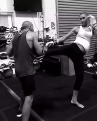 Enceinte de 8 mois elle continue la boxe et de la musculation