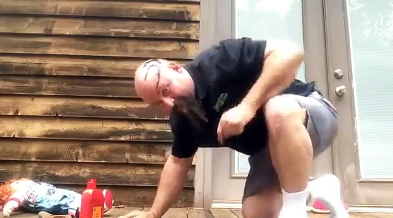 Un papa fait une blague terrifiante à sa fille avec une poupée Chucky