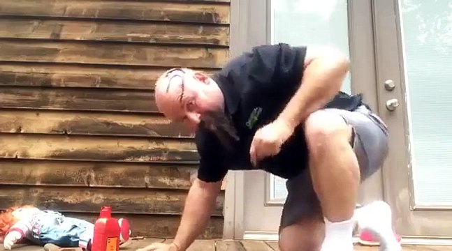 Un papa fait une blague terrifiante à sa fille avec une poupée Chucky