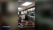 Empleado de un local de comida rápida golpeó a su jefe y se volvió viral